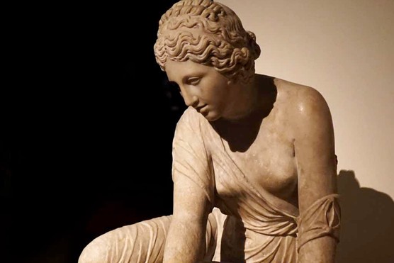 Marble statue of a young Roman girl