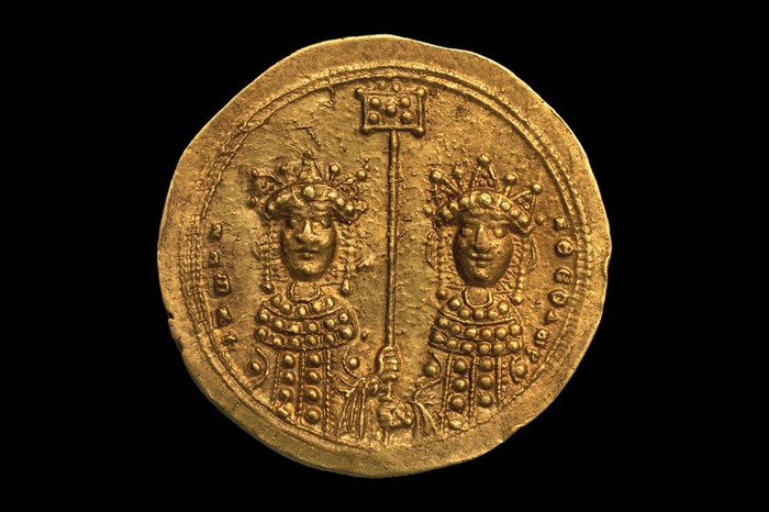 A coin depicting the 11th-century sisters Zoe and Theodora A gold coin with two portraits of queens on it