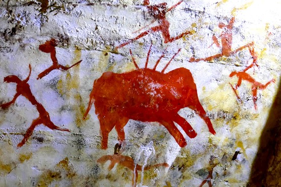 This replica painting from the Cave of Altamira in northern Spain recreates some of the remarkable Upper Palaeolithic images created by early humans between 35,000 and 14,000 years ago. Celebrated for their vivid depictions of animals and handprints, Altamira’s cave paintings are among the earliest known examples of human artistic expression.