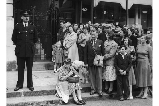 A crowd gathers to watch the witnesses arrive for the trial of John George Haigh, the 'acid bath murderer', in Lewes, East Sussex, July 1949. (Keystone/Hulton Archive/Getty Images)